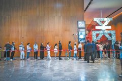 <b>人员将珍藏于国度博物馆的鸮卑不寒而栗地摆放</b>