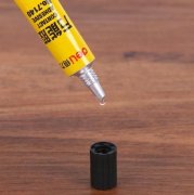 再经乳液聚合而成的乳白厚液体